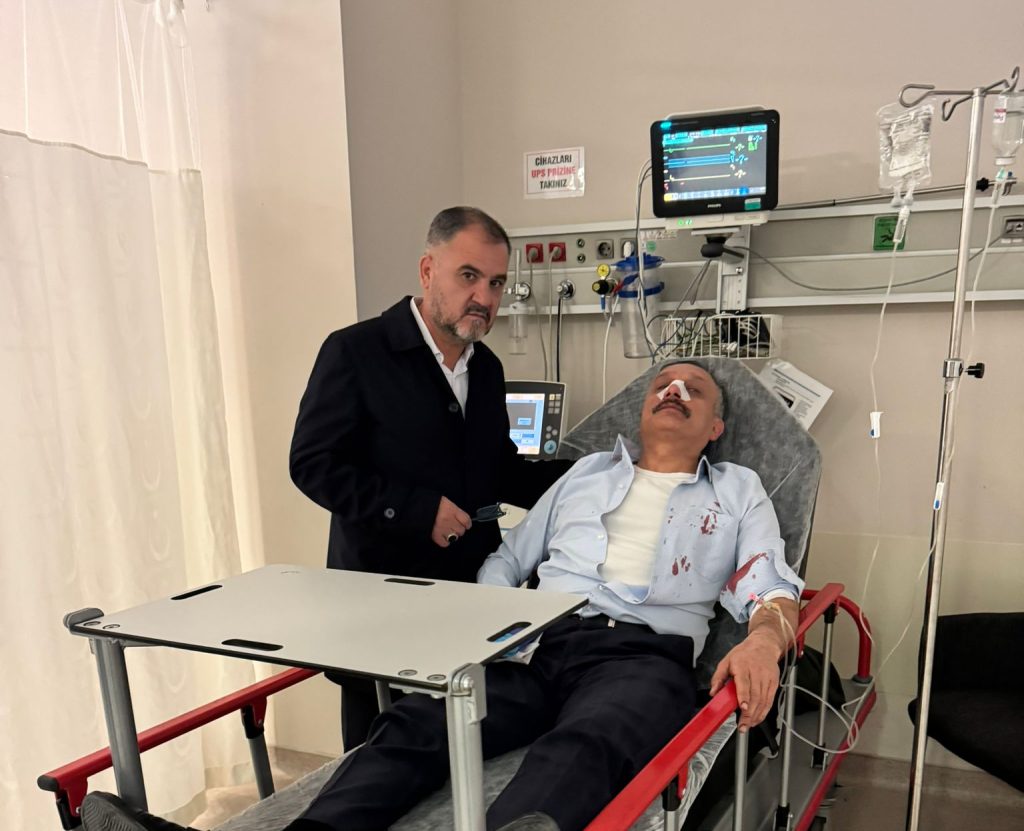 KIZGIN VELİ OKUL MÜDÜRÜNE YUMRUKLA SALDIRIP BURNUNU KIRDI