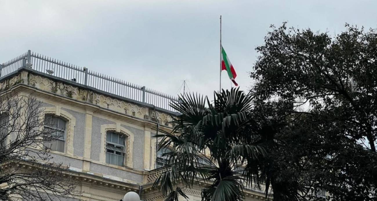 İRAN BAŞKONSOLOSLUĞU’NDA BAYRAK YARIYA İNDİRİLDİ 