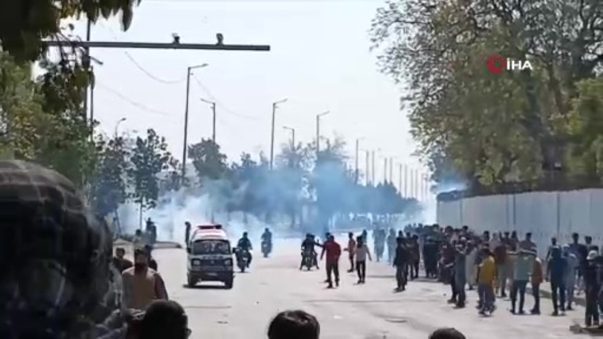 PAKİSTAN'DA ABD BÜYÜKELÇİLİĞİ ÖNÜNDE PROTESTO: 8 ÖLÜ