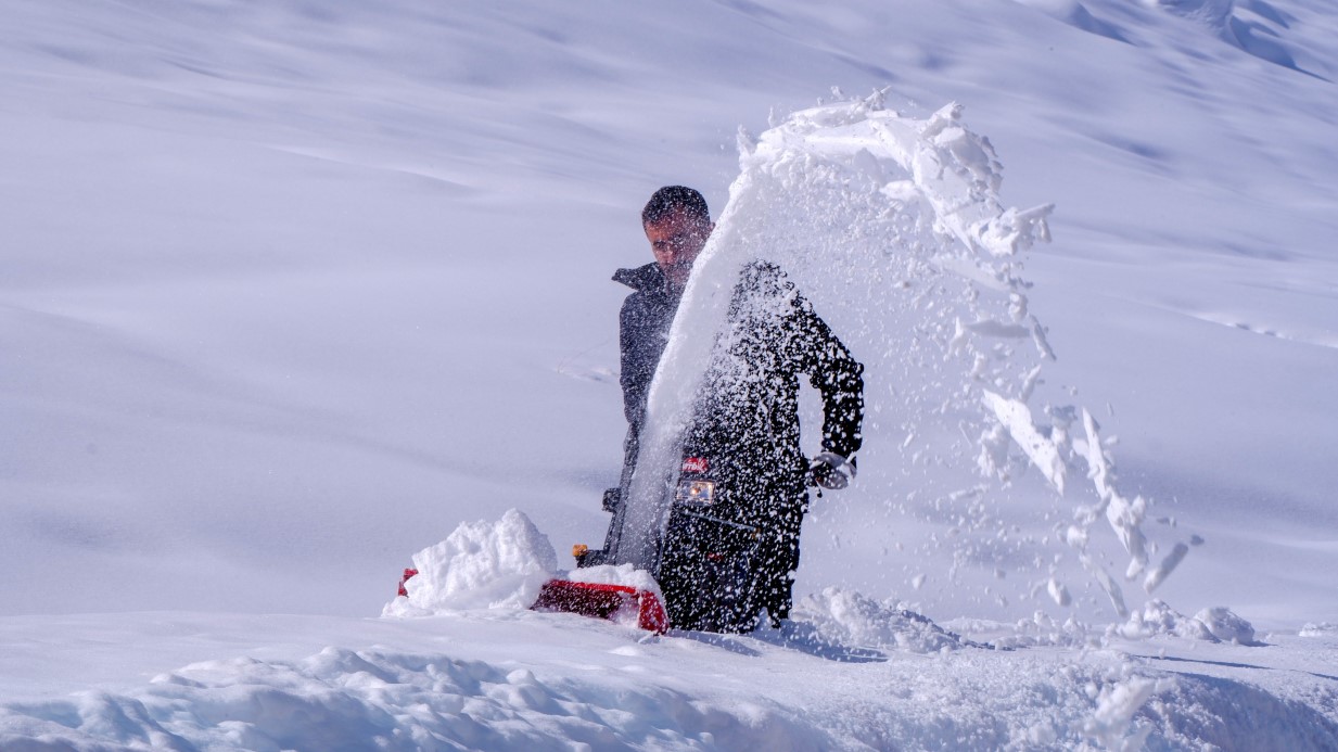 ERZURUM’DA KAR YAĞIŞI DURDU, ÇİLESİ DEVAM EDİYOR