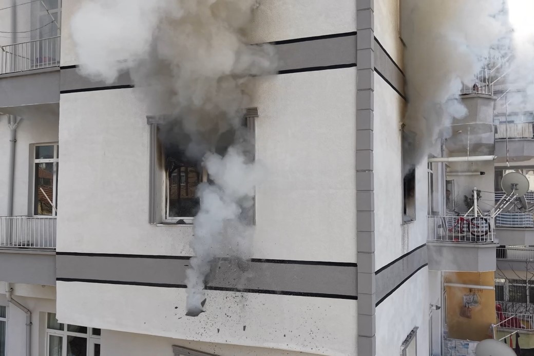 YARDIM ÇAĞIRMAK İÇİN ÖNCE DIŞARI ÇIKTI, ÇOCUKLARINI KURTARMAK İÇİN YANAN EVE YENİDEN GİRDİ