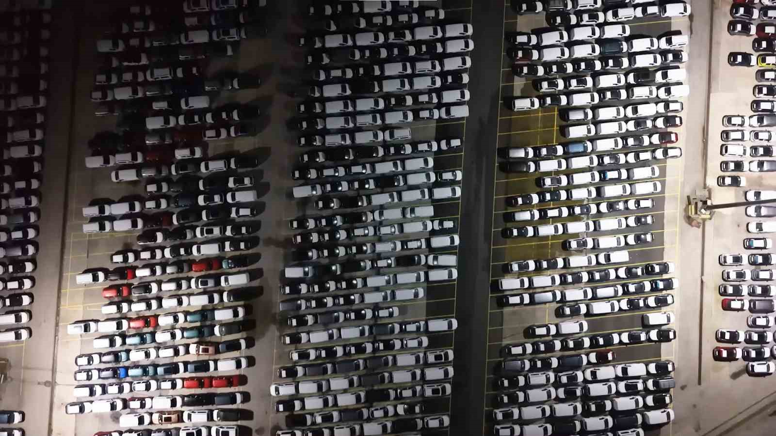 HAYDARPAŞA LİMANI’NDA GECE MESAİSİ: 2026 MODEL ARAÇLAR LİMANA İNDİRİLDİ