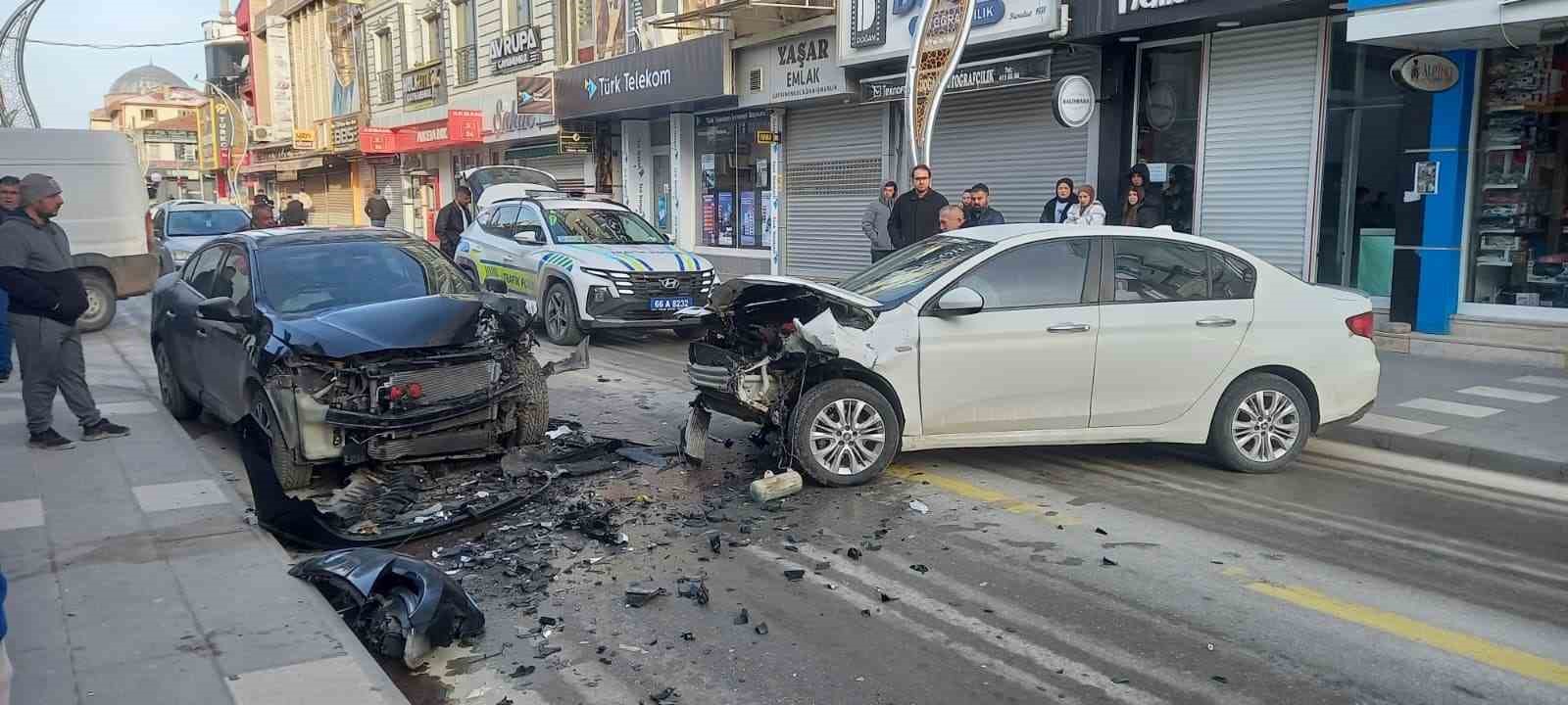 OTOMOBİLLER KAFA KAFAYA ÇARPIŞTI, 1 YARALI