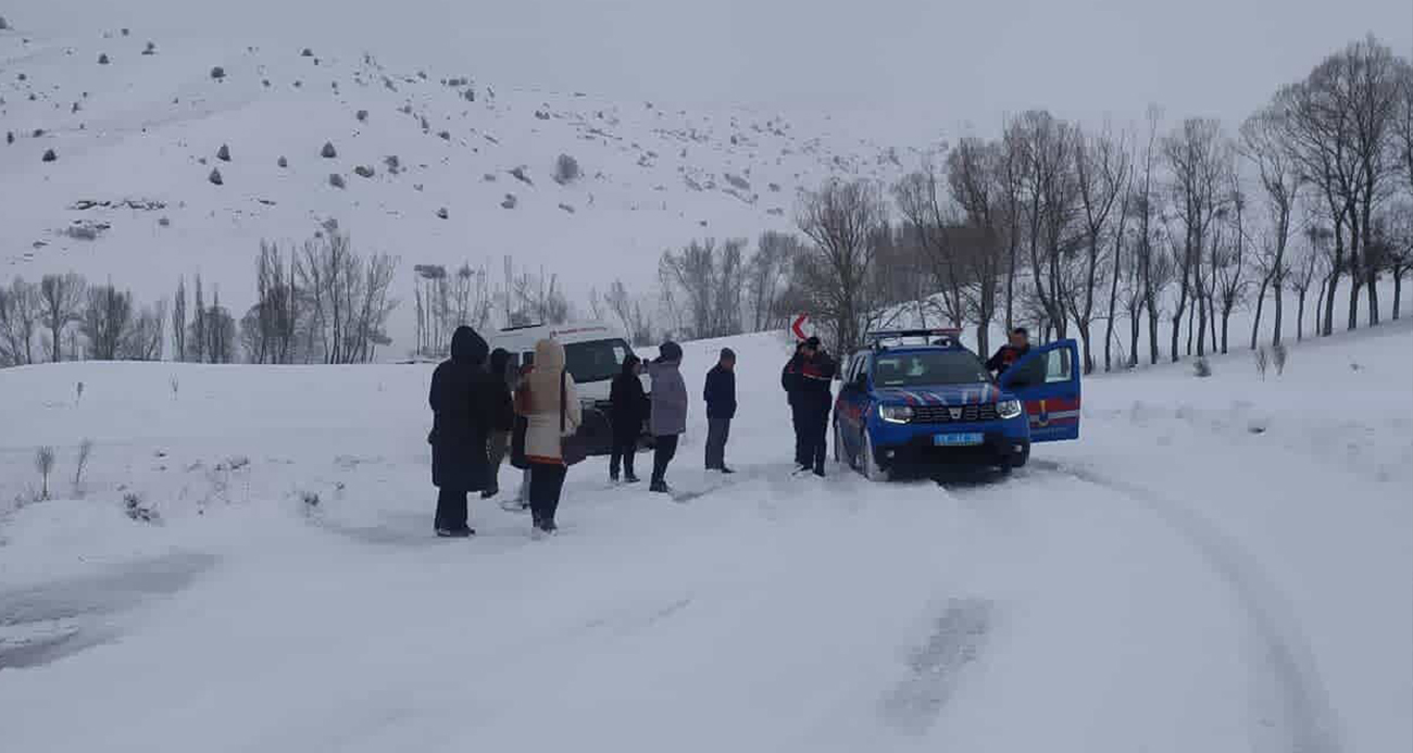 KAR YOLLARI KAPATTI, ÖĞRETMENLER YOLDA KALDI