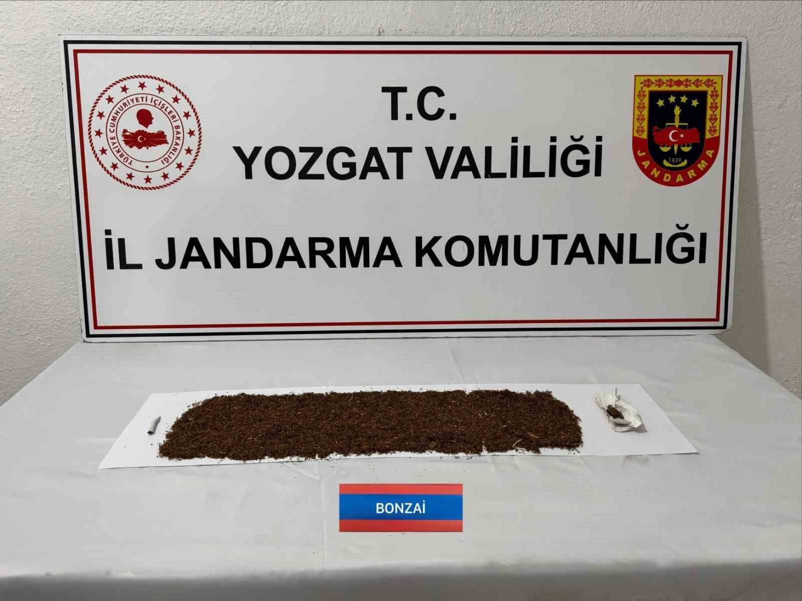 UYUŞTURUCU ŞÜPHELİSİ KOVALAMACADA JANDARMADAN KAÇAMADI 
