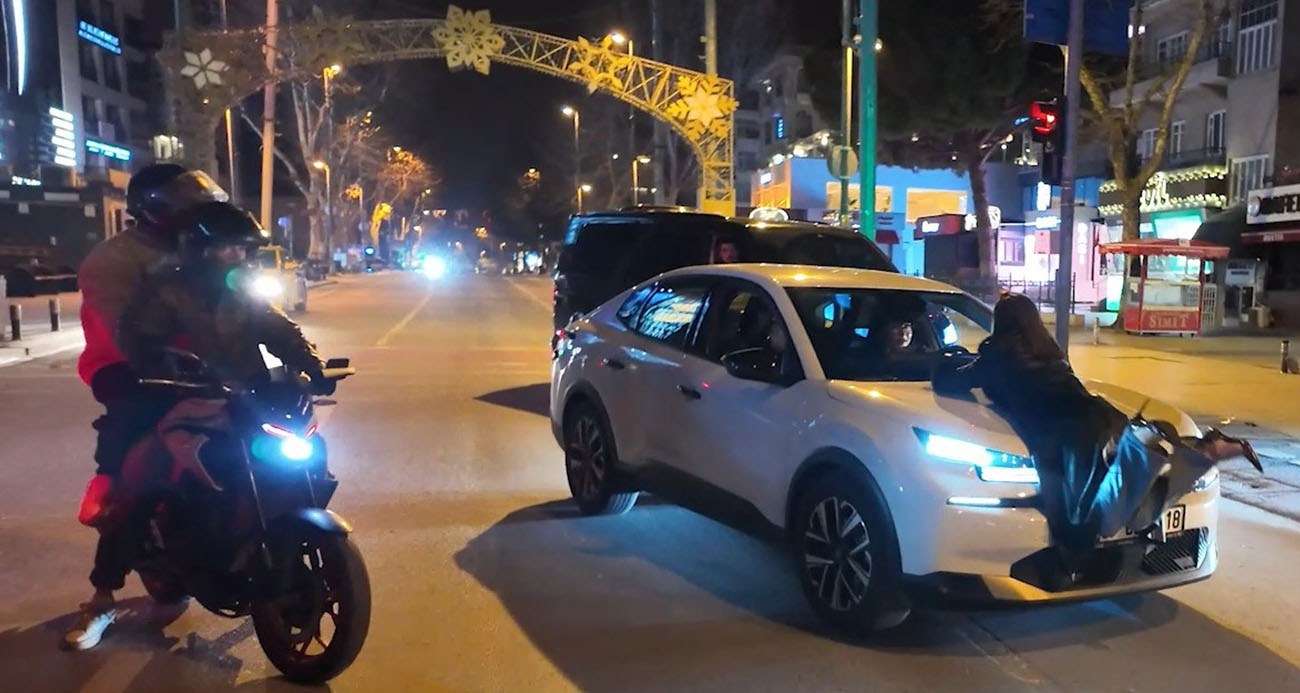 POLİS UYGULAMASINDA İLGİNÇ ANLAR: ALKOLLÜ YOLCU ÇAKAR İDDİASIYLA ARACIN ÖNÜNE ATLADI 