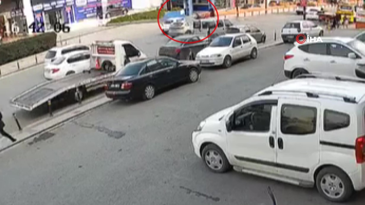 KÜÇÜKÇEKMECE’DE OTOMOBİL İKİ KADINA ÇARPTI: 1’İ AĞIR 2 YARALI 