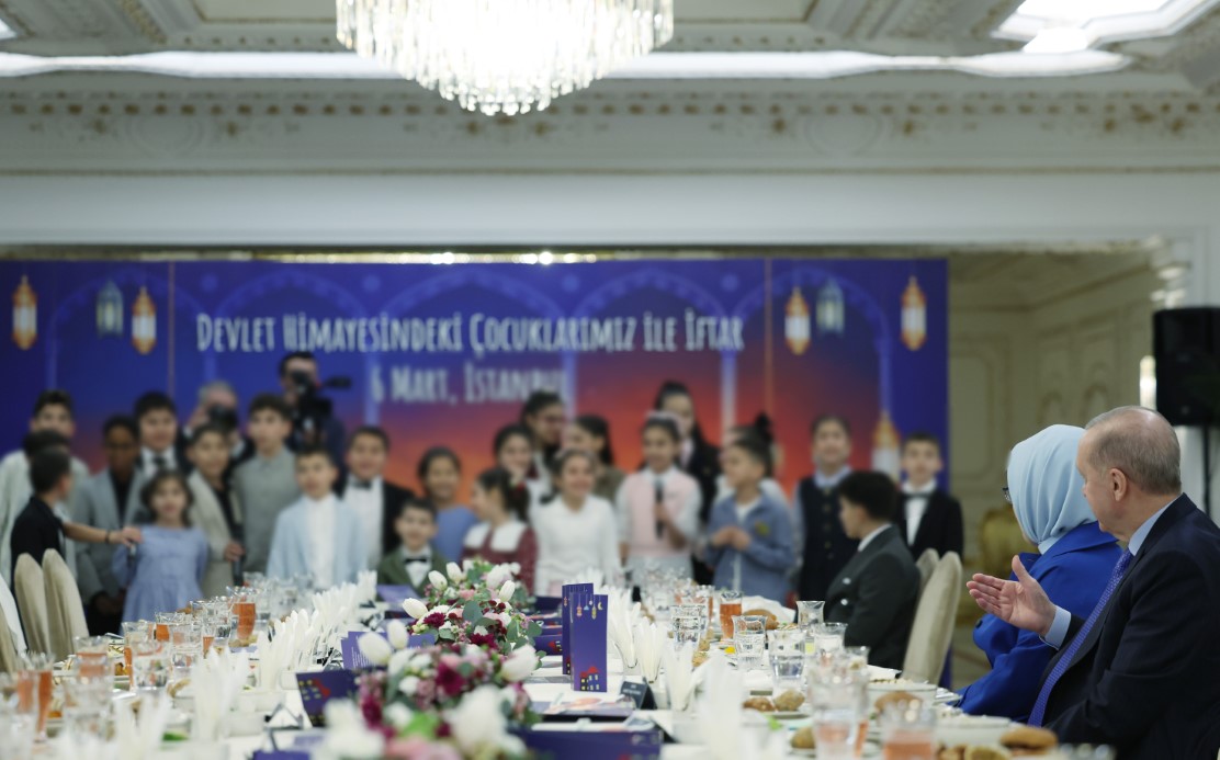 CUMHURBAŞKANI ERDOĞAN, DEVLET HİMAYESİNDEKİ ÇOCUKLARLA GÖNÜL SOFRASINDA BULUŞTU 