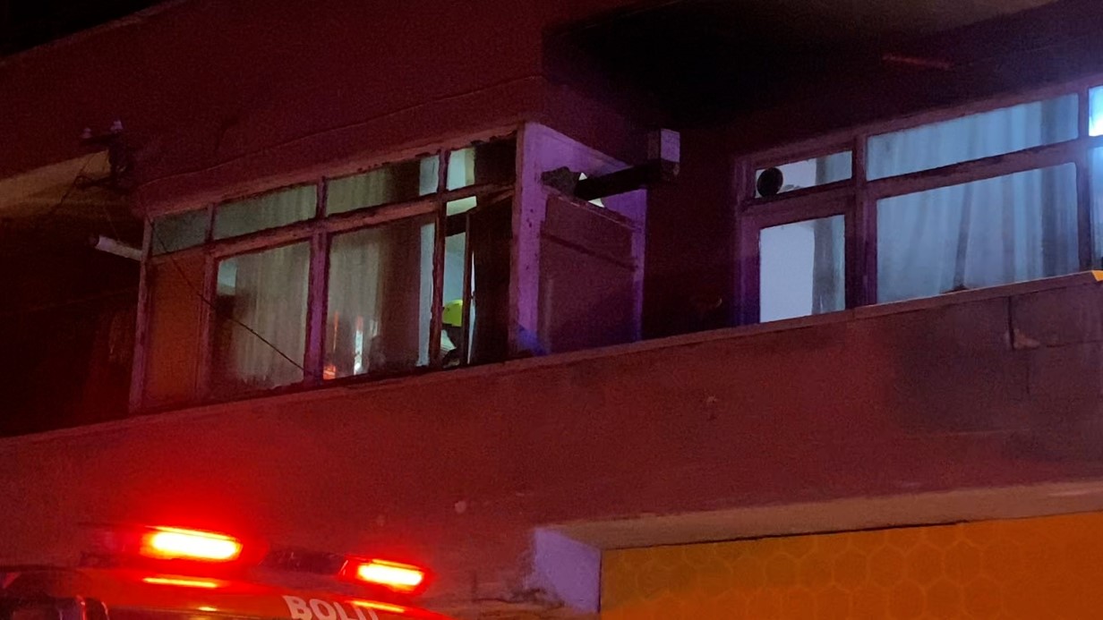 EVİNİN BALKONUNDAN SOBA BORUSU ÇIKARTTI, VATANDAŞ YANGIN VAR ZANNETTİ: EKİPLER HAREKETE GEÇTİ 