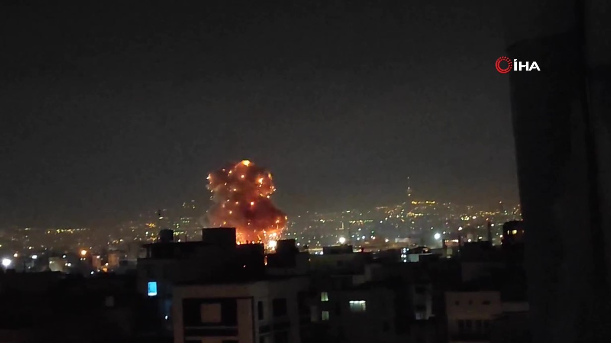 İSRAİL ORDUSU: &QUOT;80'DEN FAZLA SAVAŞ UÇAĞI GECE BOYU İRAN'A 230 BOMBA ATTI&QUOT; 