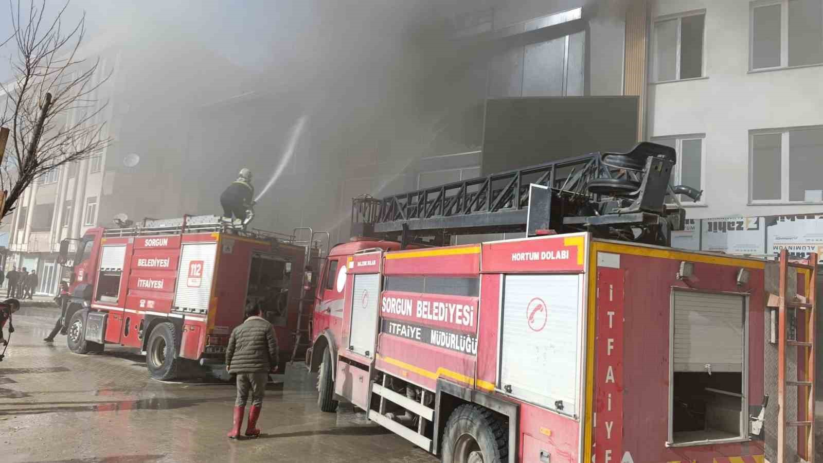 ÜÇ KATLI İŞ YERİNDE ÇIKAN YANGIN PANİĞE NEDEN OLDU 