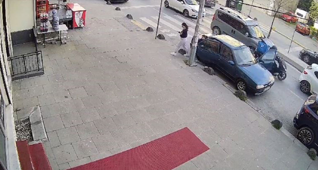 PARK HALİNDEKİ ARACIN KAPISINI AÇTI, MOTOSİKLETLİ KURYE ÇARPTI