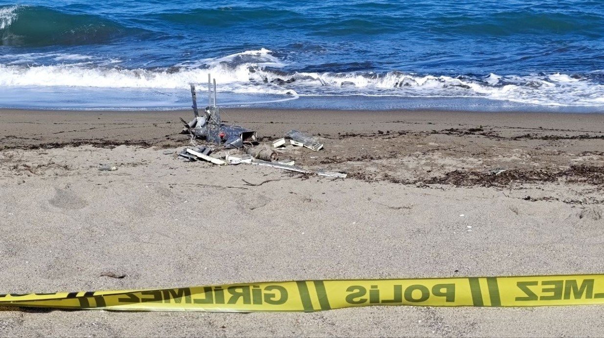 HALK PLAJINDA İHA ALARMI: PATLAYICI TAŞIYABİLECEĞİ ŞÜPHESİYLE 400 METRELİK ALAN BOŞALTILDI 