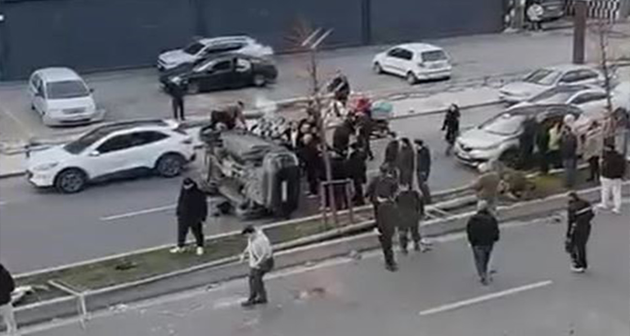 BEYLİKDÜZÜ’NDE DİREĞE ÇARPAN ARAÇ TAKLA ATTI 