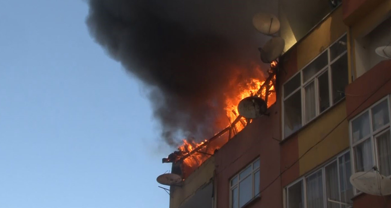 ESENLER’DE 4 KATLI BİNANIN ÇATISI ALEV ALEV YANDI 