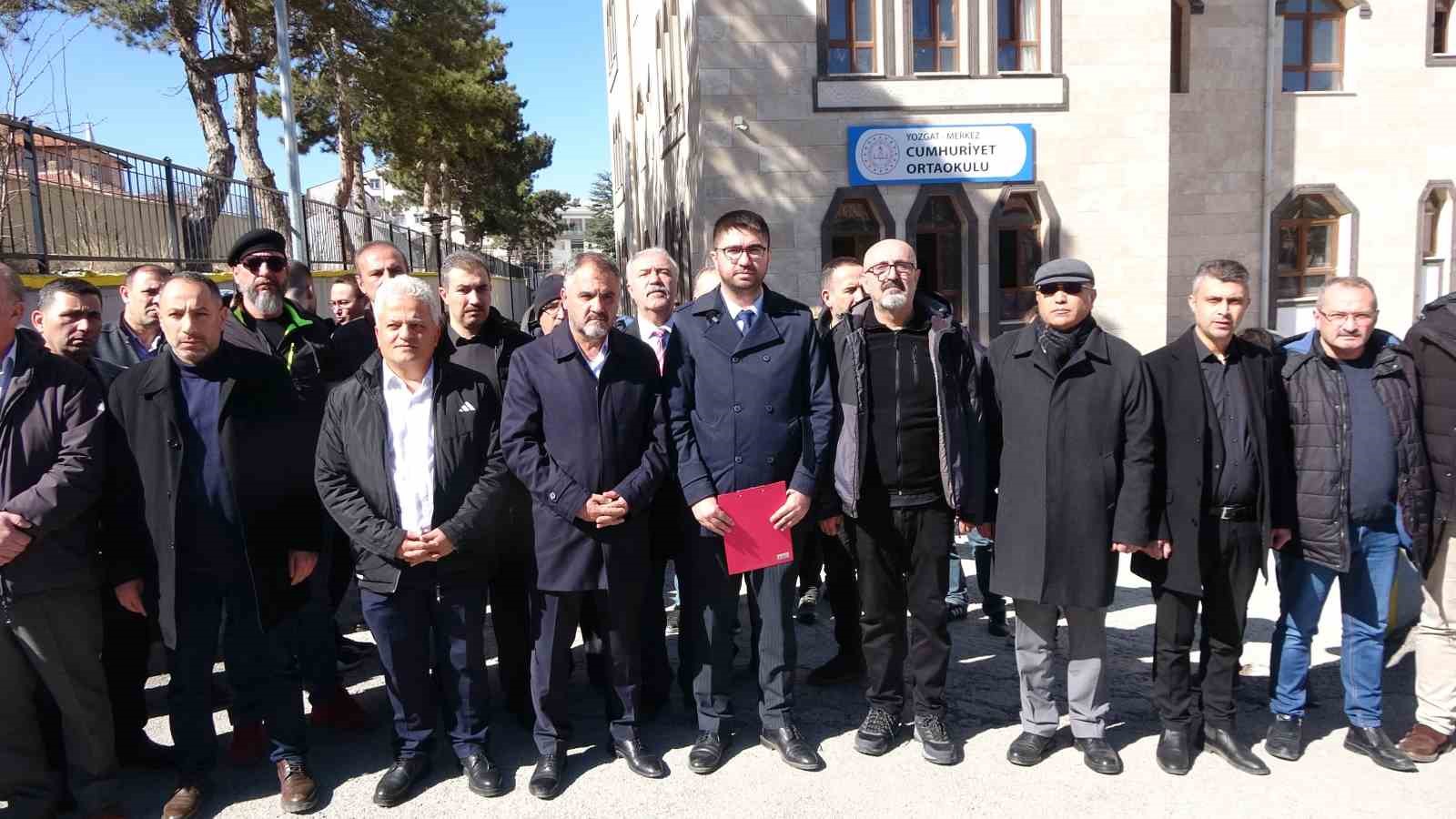 SALDIRIYA UĞRAYAN OKUL MÜDÜRÜNE DESTEK VERDİLER 