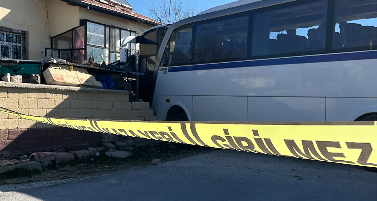 SERVİS ARACI BELEDİYE OTOBÜSÜYLE ÇARPIŞTI: 20 YARALI 