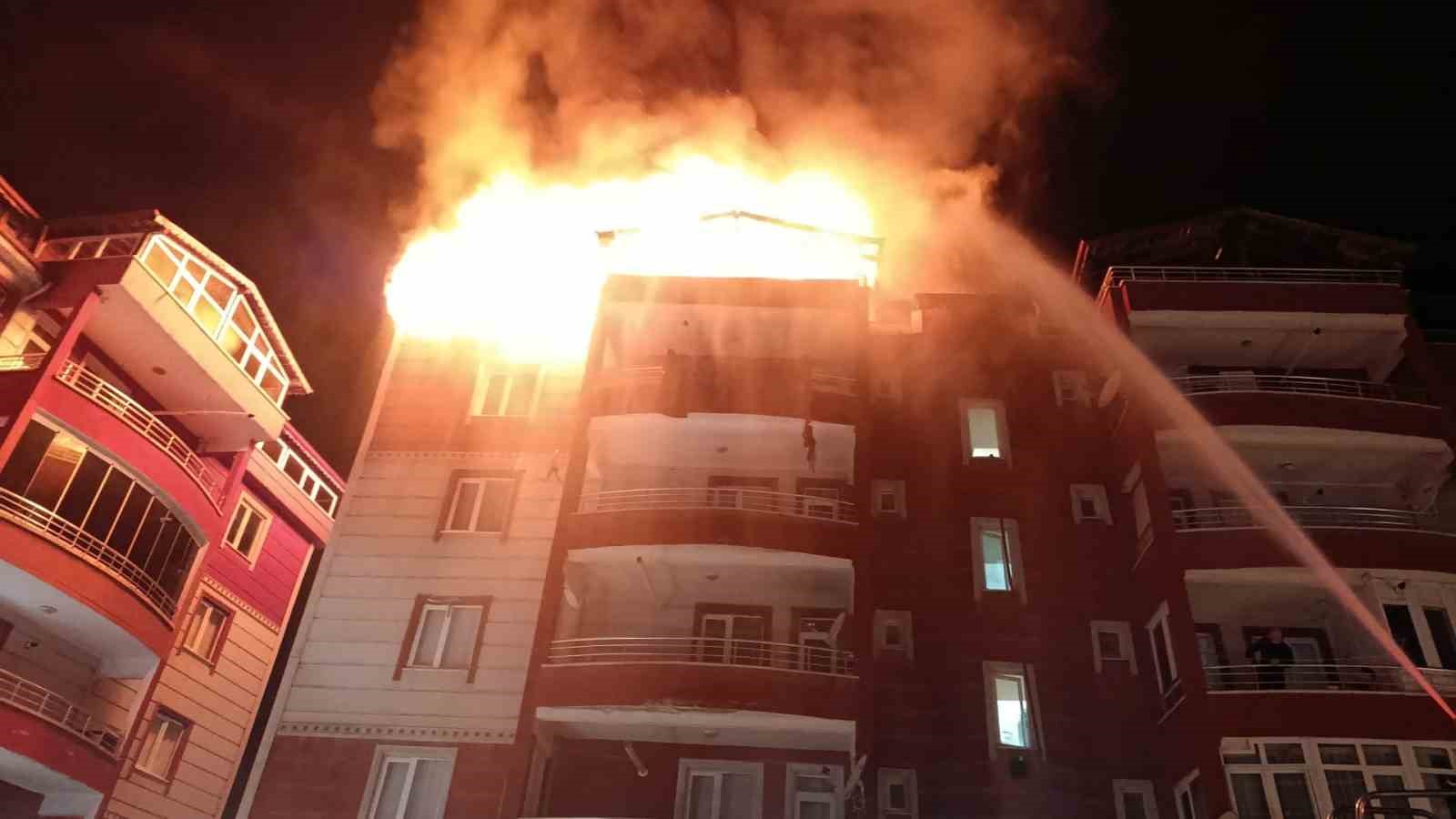 APARTMANIN TERAS KATI ALEVLERE TESLİM OLDU 