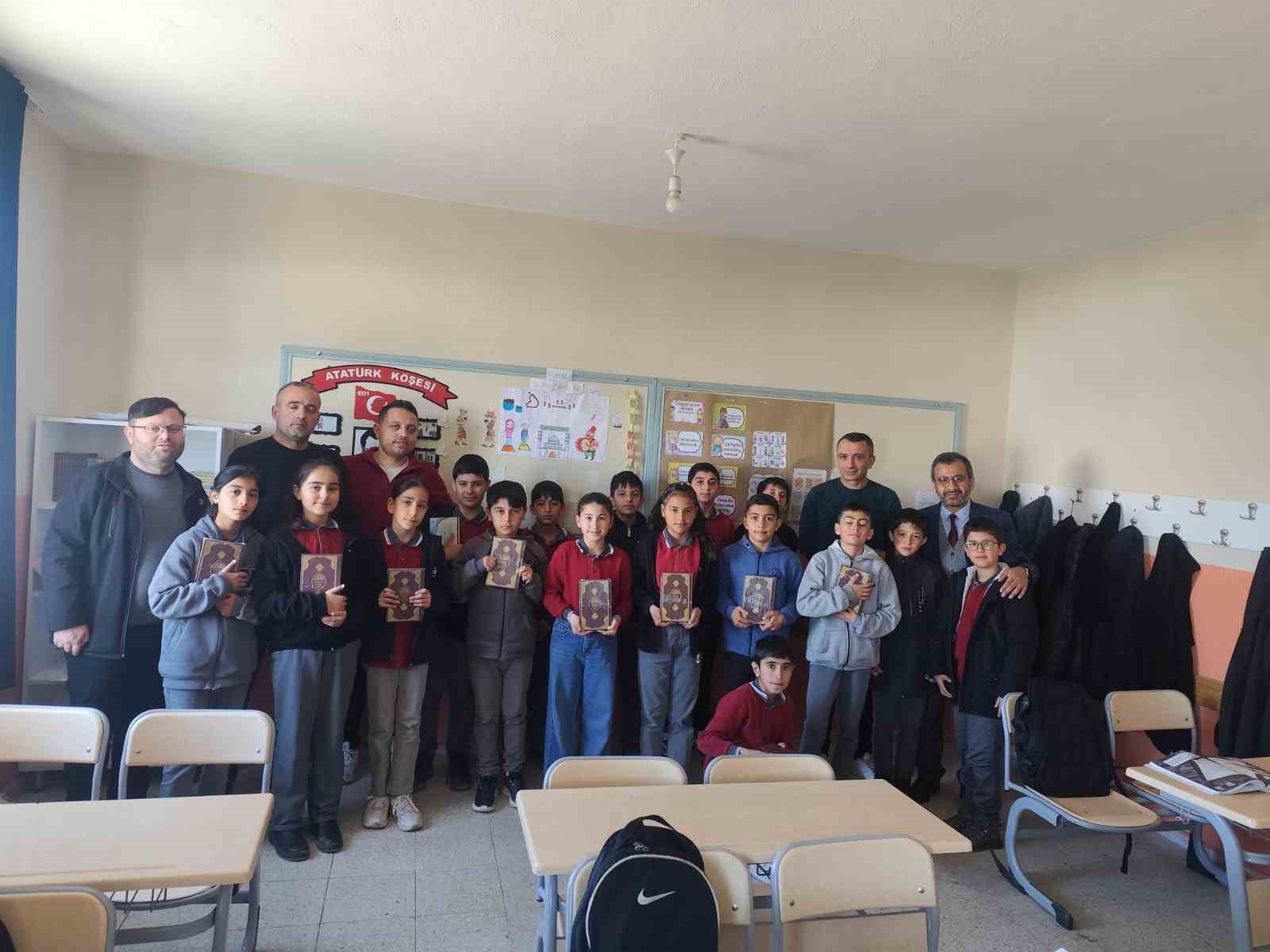 GENÇLERİN YOLU KUR’AN İLE AYDINLANIYOR 