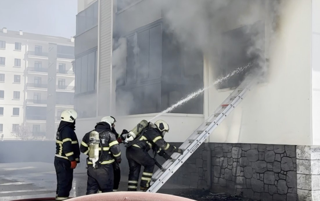 PRİZDE UNUTULAN ŞARJ ALETİ YANGIN ÇIKARDI: 16 KİŞİ HASTANELİK OLDU 