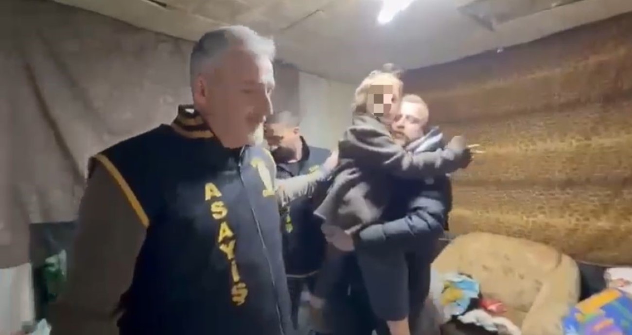 ALMAN ANNEDEN KAÇIRILAN ÇOCUK 7 YIL SONRA HARABE EVDE BÖYLE BULUNDU 