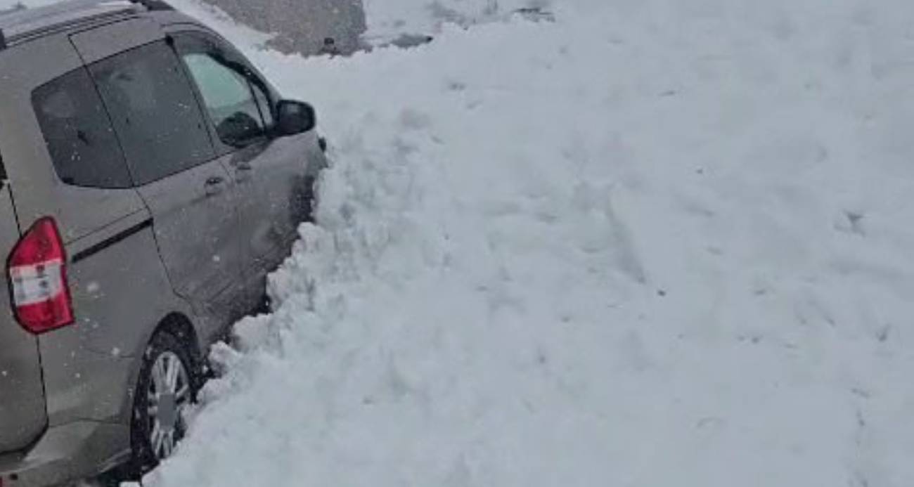ERZURUM’DA YOLA ÇIĞ DÜŞTÜ 