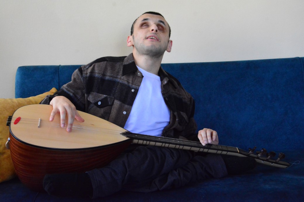 MÜZİK AŞKI ENGELLERİNİ AŞTI: ÇALDIĞI ENSTRÜMANLARLA HAYATA TUTUNUYOR 