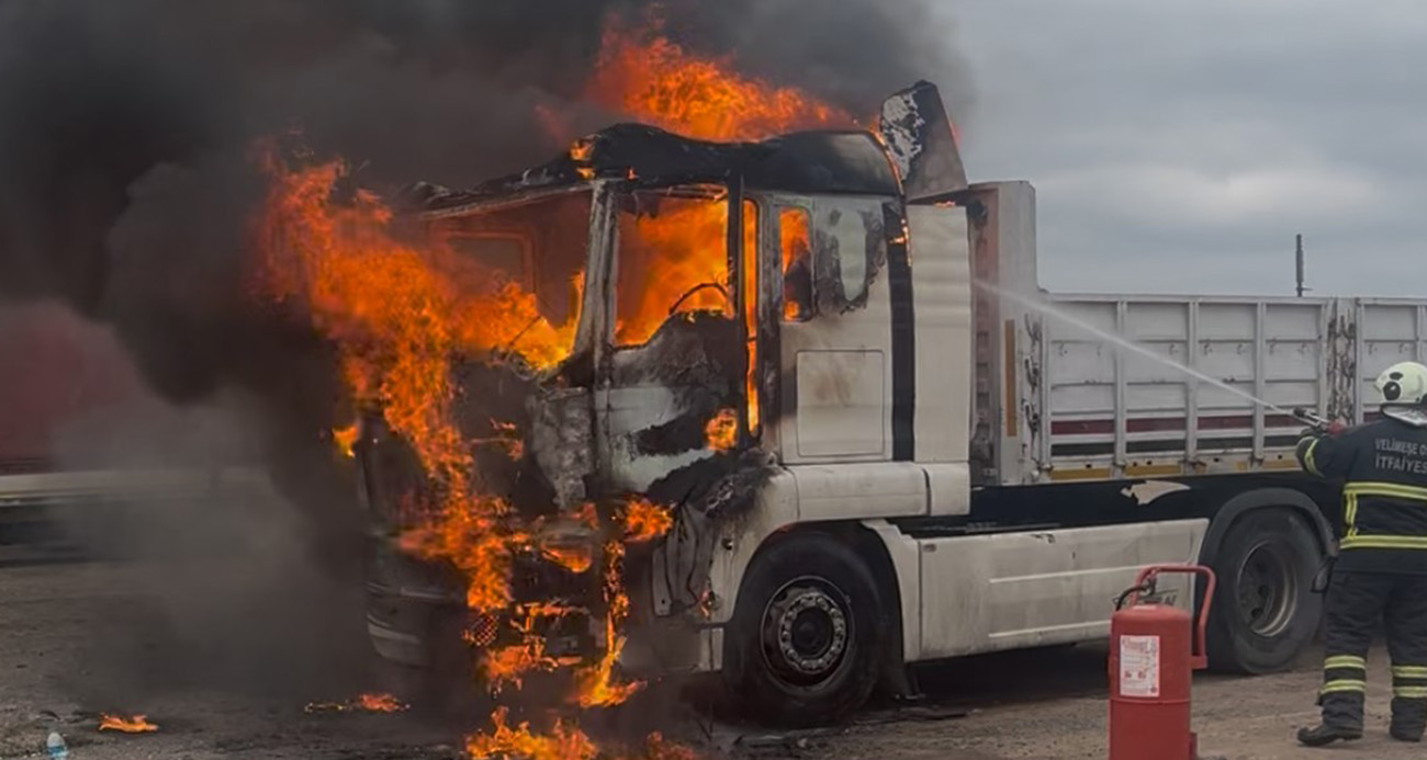 TEKİRDAĞ’DA PARK HALİNDEKİ TIR ALEV ALEV YANDI