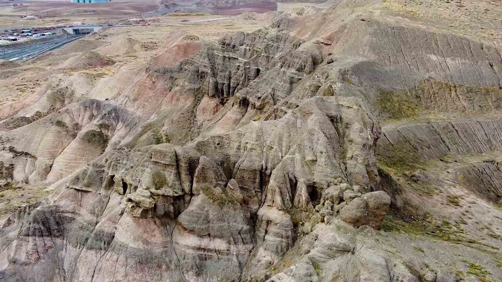 YOZGAT’TA YAĞMUR, KAR VE RÜZGARIN ŞEKİLLENDİRDİĞİ TEPE DRON KAMERASIYLA GÖRÜNTÜLENDİ