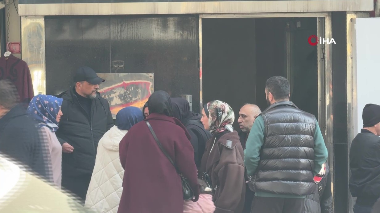 FATİH’TE 3 KATLI GELİNLİKÇİDE YANGIN ÇIKTI, EKMEK TEKNESİ YANINCA GÖZYAŞLARINA BOĞULDU 