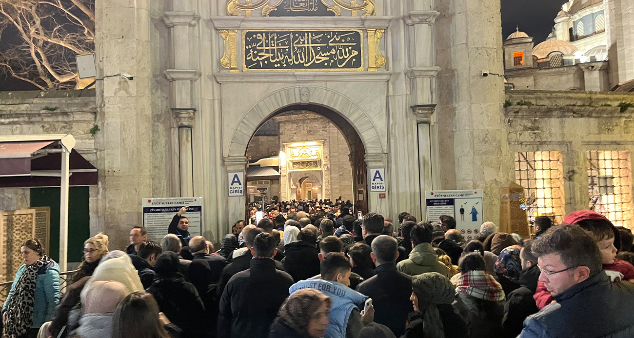 İSTANBUL’DA VATANDAŞLAR KADİR GECESİ’NDE EYÜPSULTAN CAMİİ’NE AKIN ETTİ
