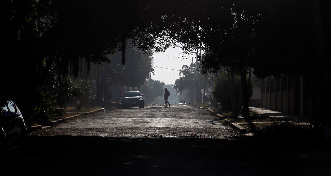 KÜBA'DA ŞEBEKE ÇÖKTÜ, MİLYONLARCA KİŞİ ELEKTRİKSİZ KALDI 