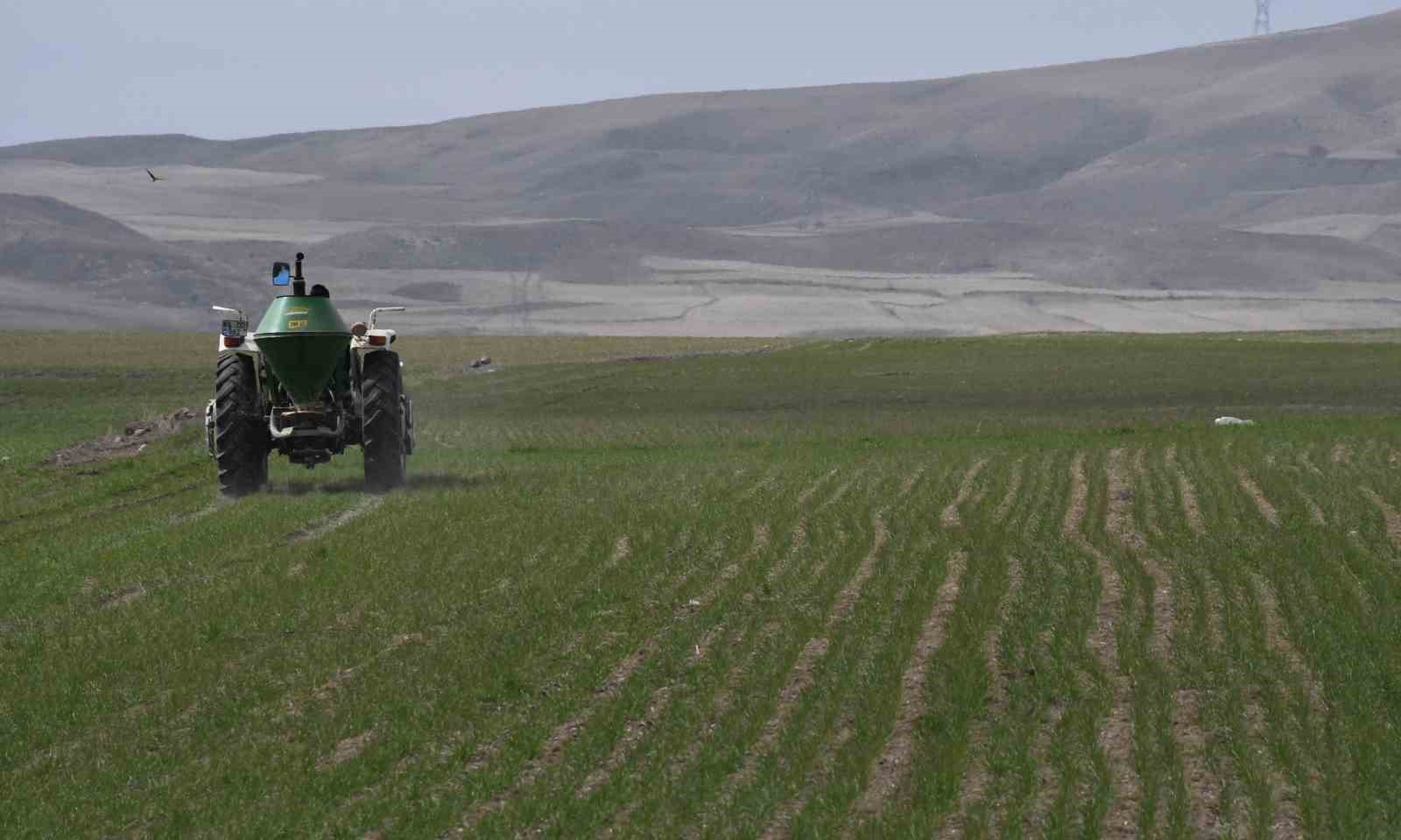 MEVSİM YAĞMURLARI ÖNCESİ ÇİFTÇİLER GÜBRE MESAİSİNE BAŞLADI 