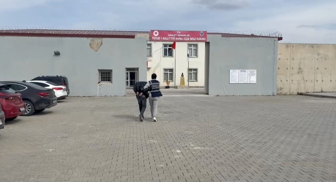 KESİNLEŞMİŞ 19 YIL HAPİS CEZASI OLAN FİRARİ HÜKÜMLÜ YAKALANDI 