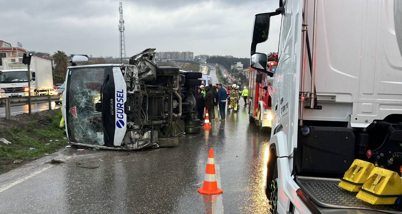 BÜYÜKÇEKMECE’DE İŞÇİ SERVİSİ DEVRİLDİ: 1 ÖLÜ, 9 YARALI 