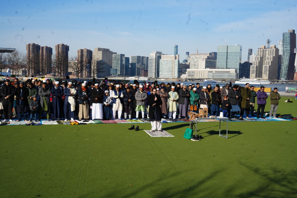 NEW YORK’TA BAYRAM NAMAZI SOKAKLARA TAŞTI
