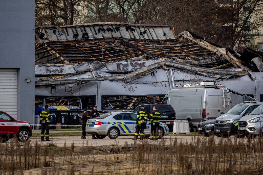 ÇEKYA'DA İSRAİLLİ SİLAH ŞİRKETİYLE BAĞLANTILI FABRİKA ATEŞE VERİLDİ