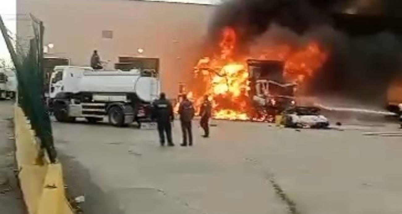 SINIRDA KORKUTAN PATLAMA: TIR KÜLE DÖNDÜ