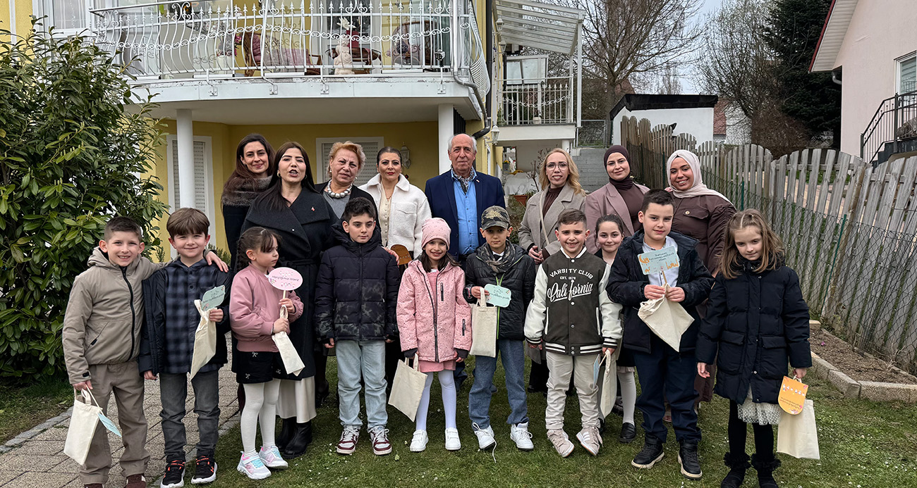 ALMANYA'DA BAYRAM COŞKUSU: ÇOCUKLAR KAPI KAPI GEZİP ŞEKER TOPLADI