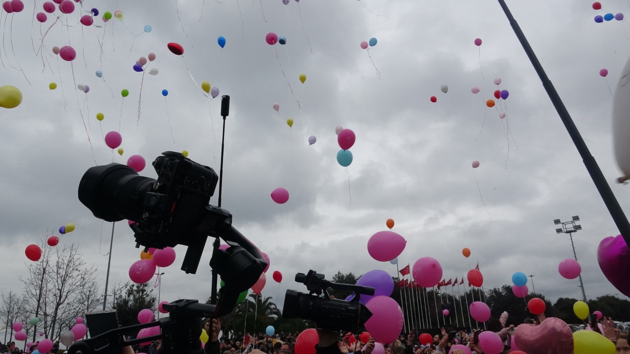 TUZLA’DA BALONLAR KANSERİ YENEN ALMİRA İÇİN GÖKYÜZÜNE UÇTU 