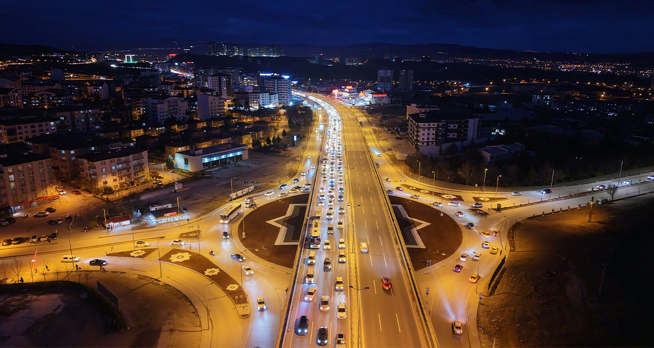BAYRAM BİTİYOR, TATİLCİLER MEGA KENTLERE AKIN EDİYOR: 43 İLİN GEÇİŞ NOKTASINDA YOĞUN TRAFİK 