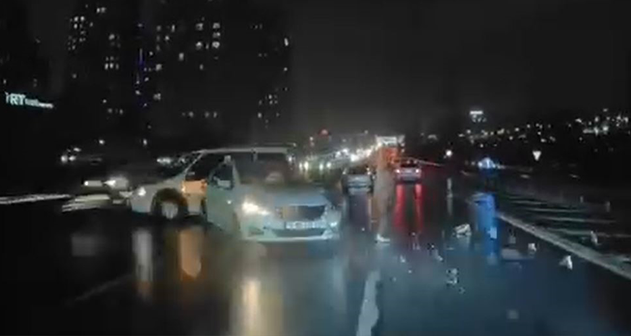 TEM OTOYOLUNDA İKİ ARACIN ÇARPIŞMA ANI KAMERADA