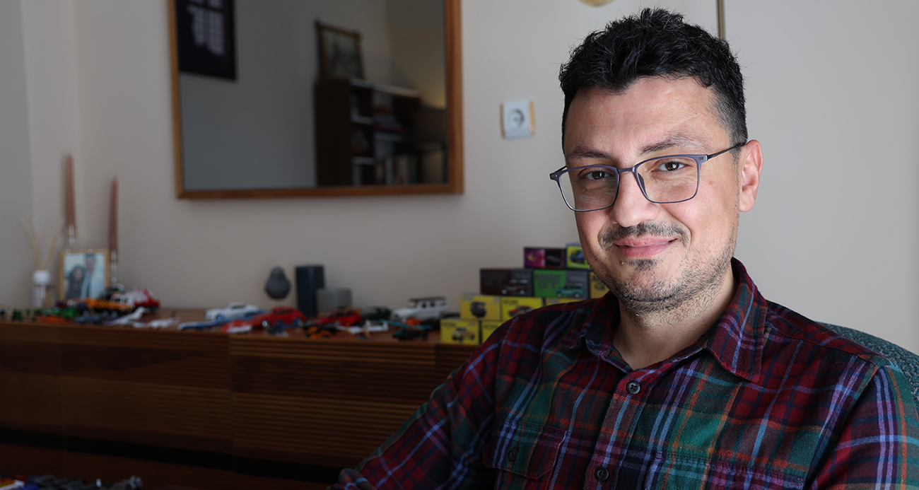 ELAZIĞ’LI ÖĞRETMEN 16 YILDA BİN 500 MODEL ARABA TOPLADI