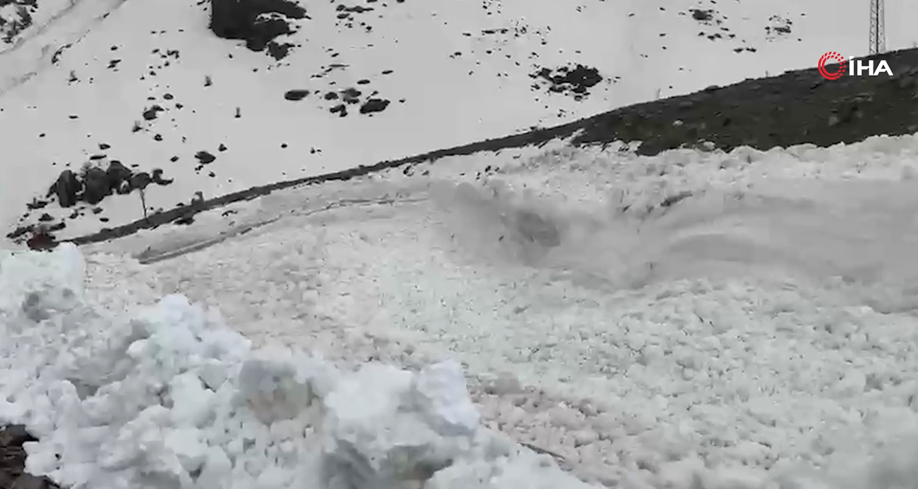 HAKKARİ’DE DÜŞEN ÇIĞ GÖRÜNTÜLENDİ 