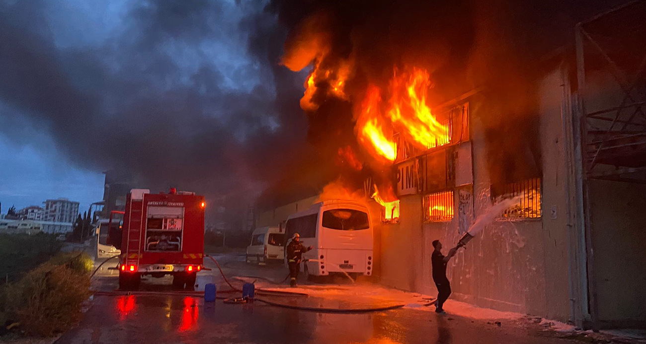 ANTALYA’DA İNŞAAT MALZEMELERİ DEPOSUNDA YANGIN 