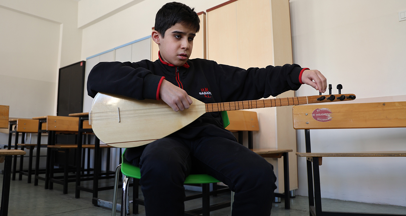 GÖZLERİ GÖRMEDEN HİSSEDEREK ÇALIYOR 