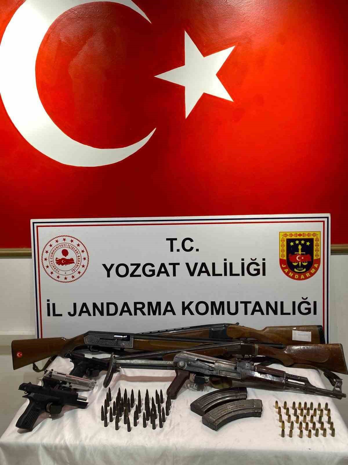 YOZGAT’TA EVDEN CEPHANELİK ÇIKTI, ÇOK SAYIDA TÜFEK VE TABANCA ELE GEÇİRİLDİ 
