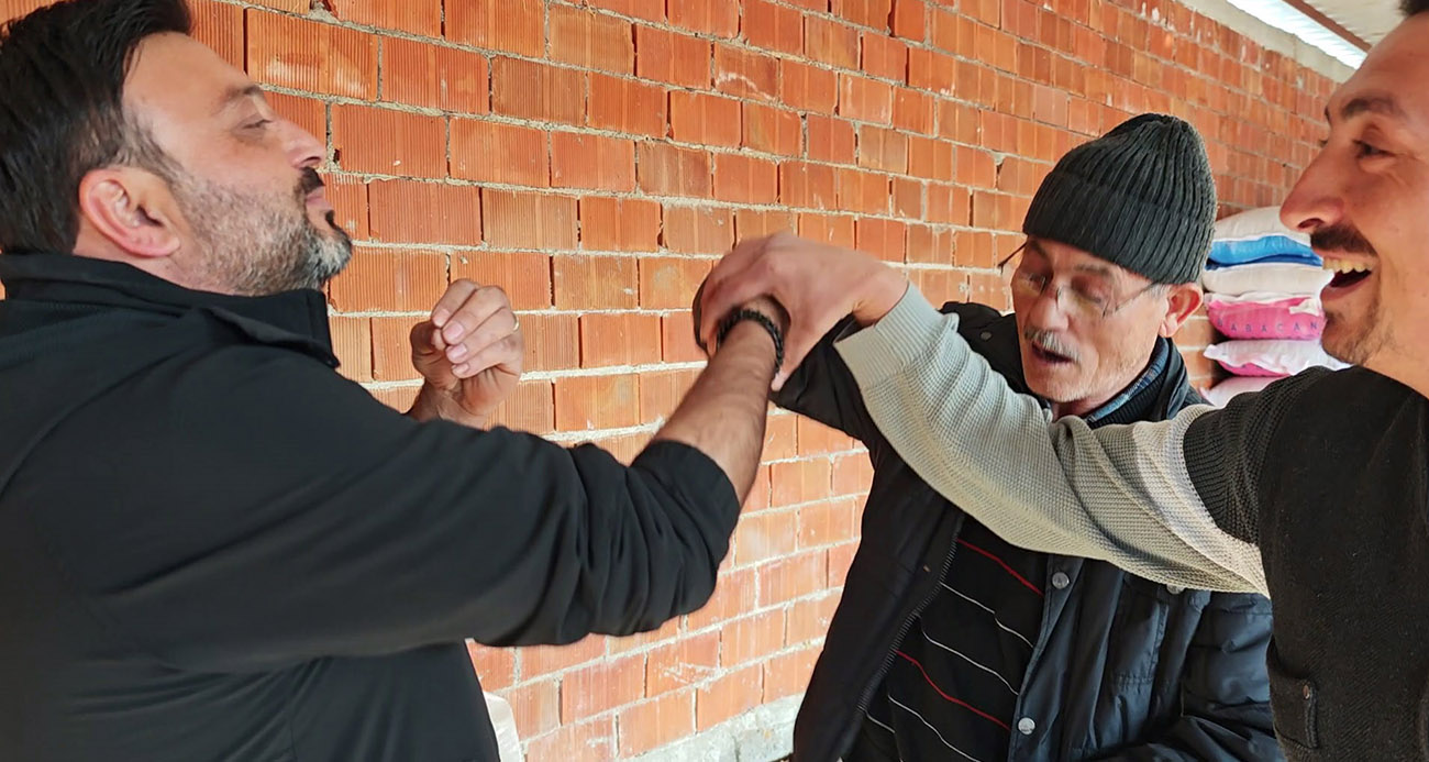 VATANDAŞIN ÇİFTLİK SAHİBİ İLE KURBAN PAZARLIĞI RENKLİ GÖRÜNTÜLER OLUŞTURDU 