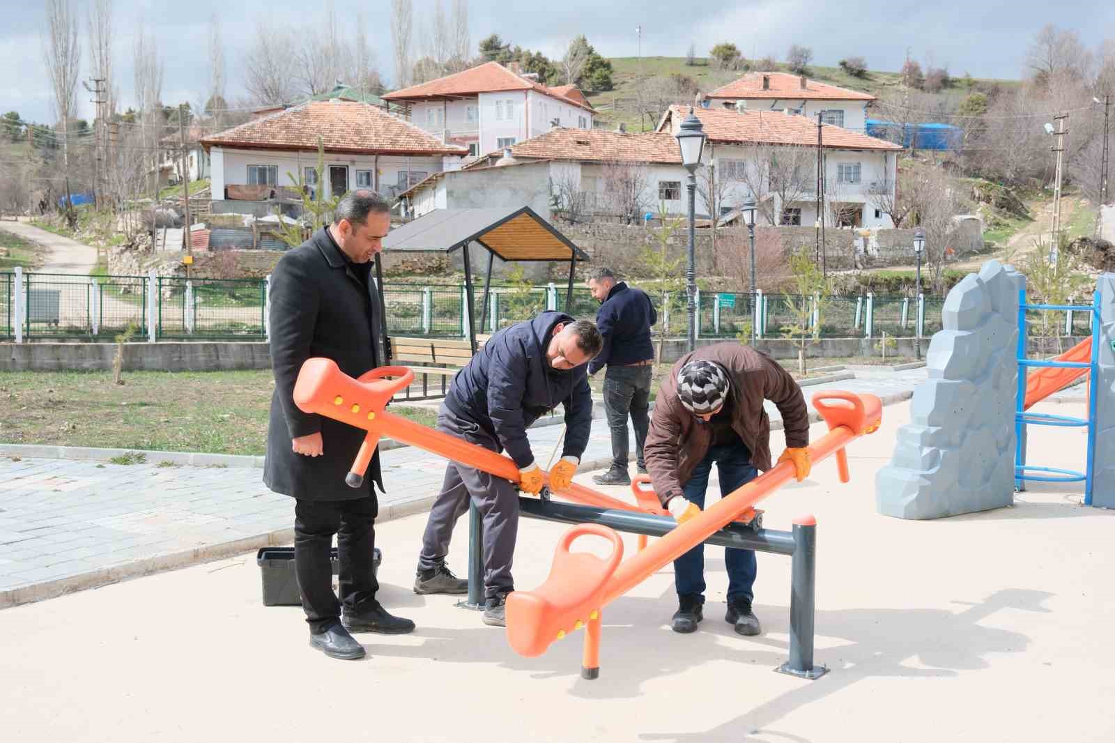 AKDAĞMADENİ’NDE BAHAR MESAİSİ: PARK VE BAHÇELER YENİLENİYOR