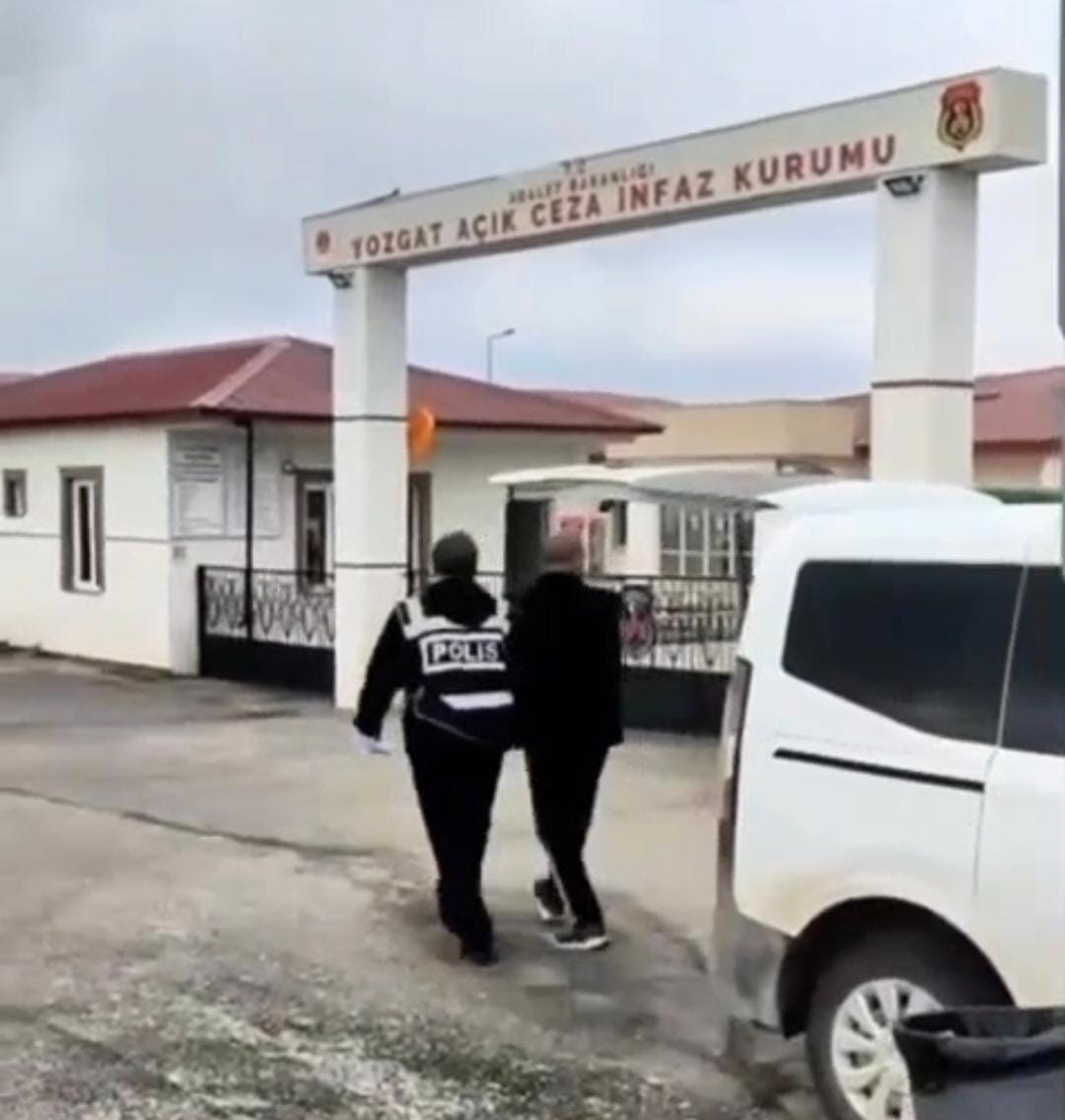 SORGUNDA YAKALANAN FİRARİ HÜKÜMLÜ CEZAEVİNE TESLİM EDİLDİ